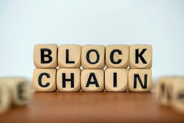 Quels sont les avantages et les défis de l'intégration de la blockchain dans les campagnes de marketing digital?